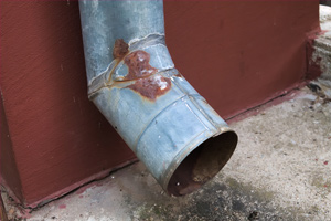 Rusty downspout that needs to be cleaned